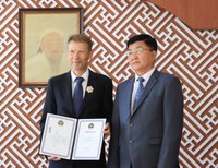 Prof. Dr. Dr. h.c. Jan Bemmann (left) - with the polar star on his lapel and the certificate - and State Secretary M. Batgerel (right) at the Ministry of Education and Science of Mongolia in Ulaanbaatar.